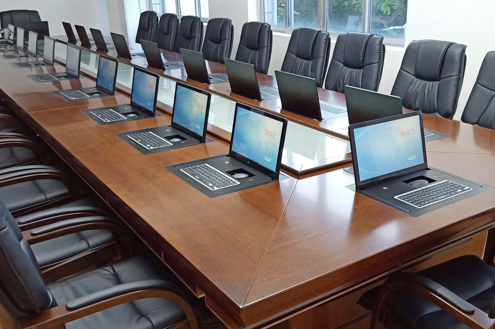 廣西某政府（液晶翻轉(zhuǎn)一體機(jī)）